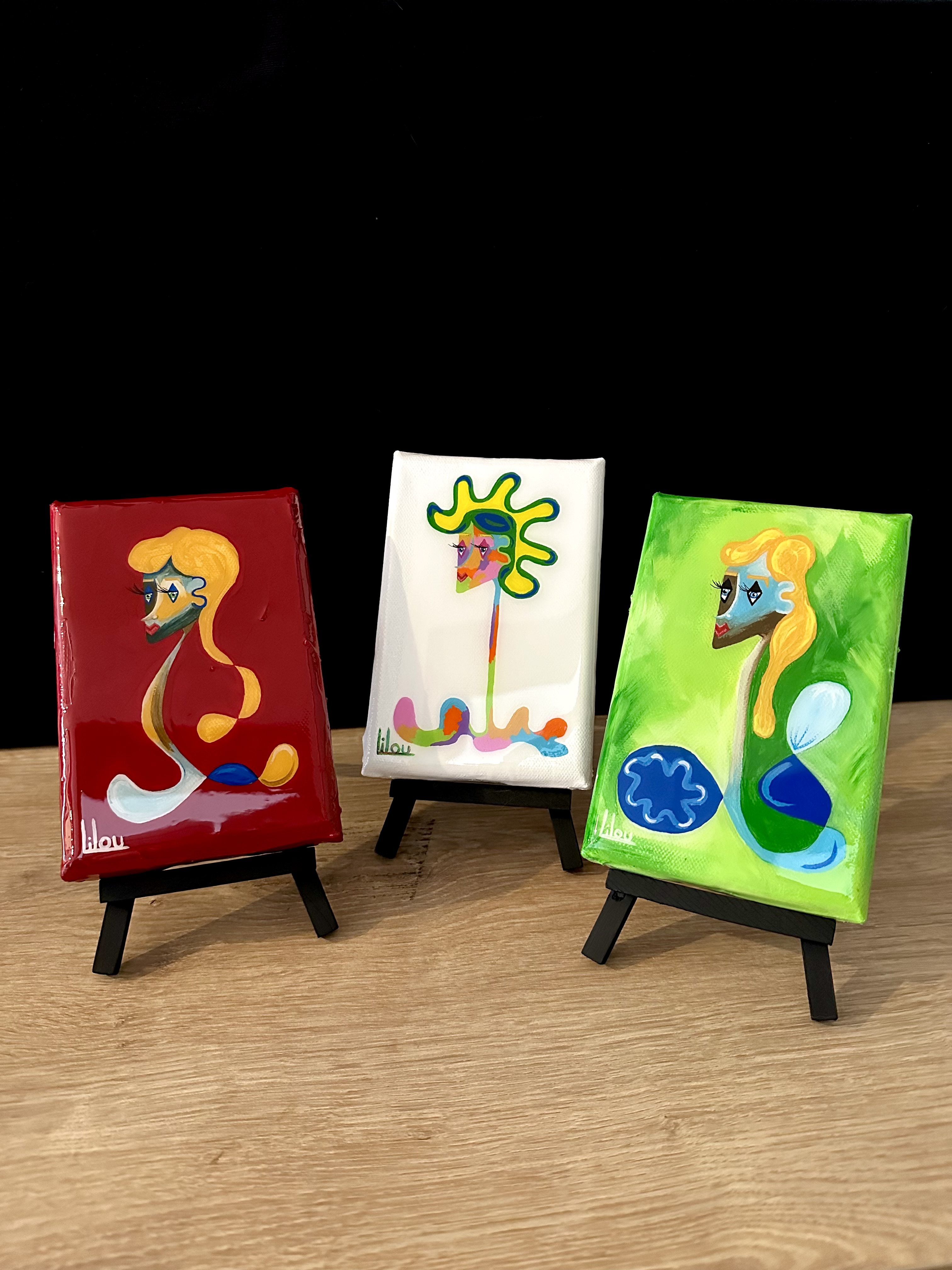 peinture acrylique sur châssis entoilé de coton de buste de femme onirique en miniature format portrait avec des couleurs tels que : le rouge, le vert avec une surcouche de résine époxy de l'artiste peintre Lilou
disponible à la vente