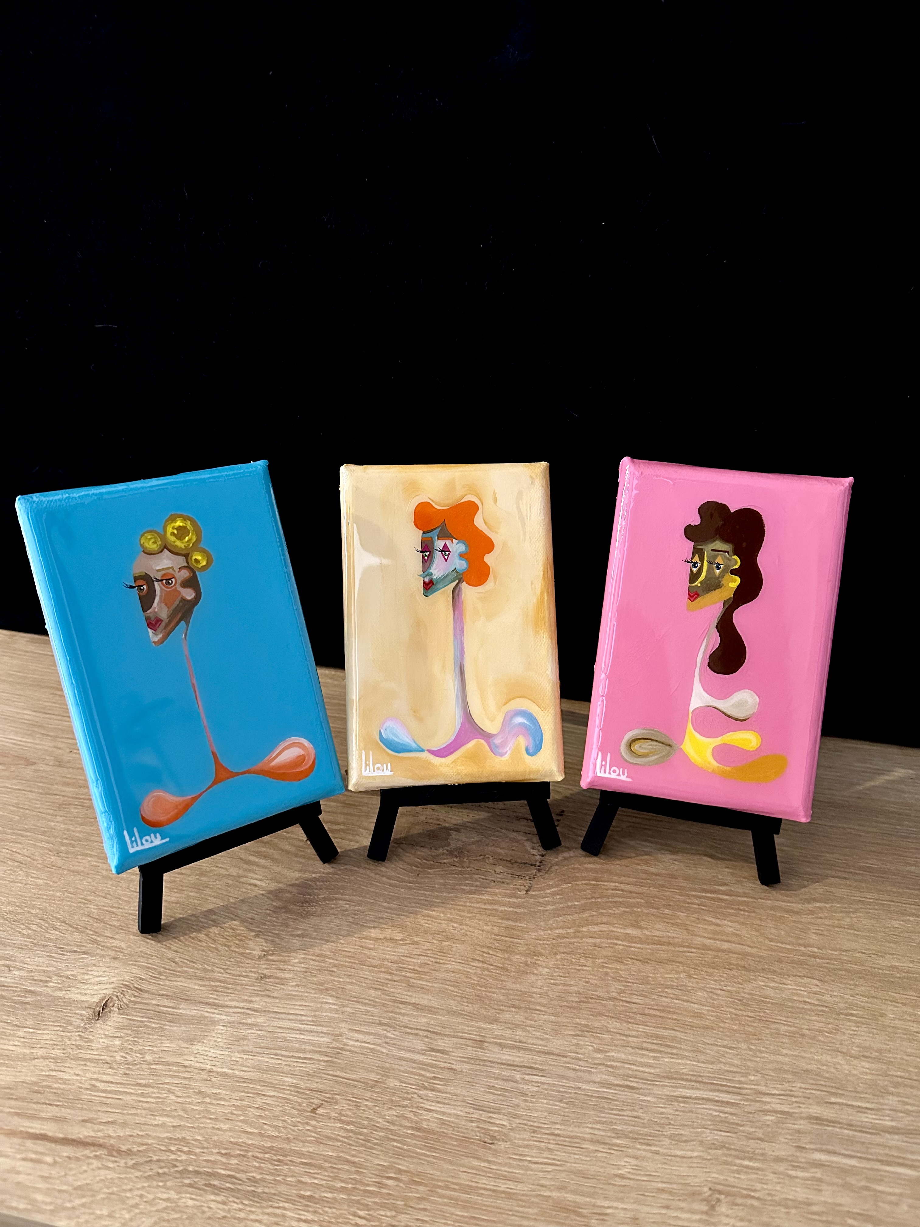 peinture acrylique sur châssis entoilé de coton de buste de femme onirique format portrait en miniature avec des couleurs tels que : le bleu, le beige, et le rose avec une surcouche de résine époxy de l'artiste peintre Lilou disponible à la vente