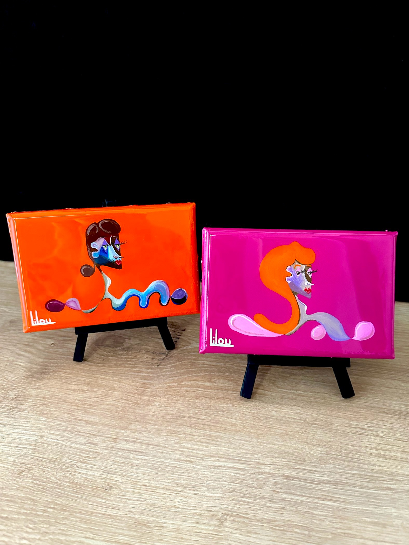 peinture acrylique sur châssis entoilé de coton de buste de femme onirique format paysage en miniature avec des couleurs tels que : le orange vif et rose fuchsia avec une surcouche de résine époxy de l'artiste peintre Lilou disponible à la vente